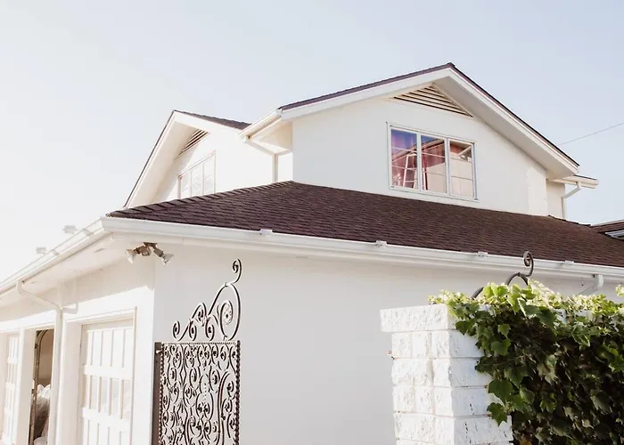 Estate Guest Home Upstairs, Ev Charger On Site